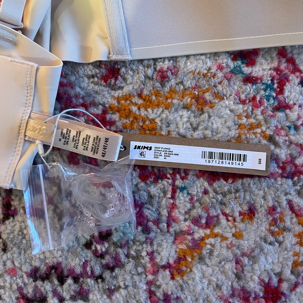 Skims Plunge Bra - Picture 3 of 4